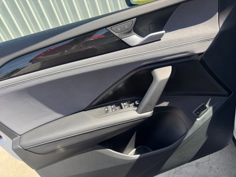 Used 2025 Volkswagen Tiguan SE image 36