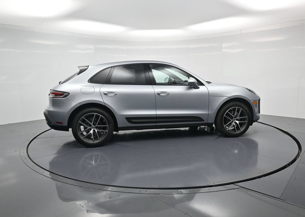 Certified 2023 Porsche Macan AWD/4WD image 31