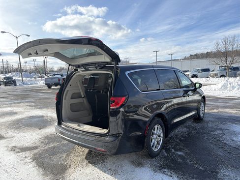 Used 2023 Chrysler Pacifica Touring-L image 30