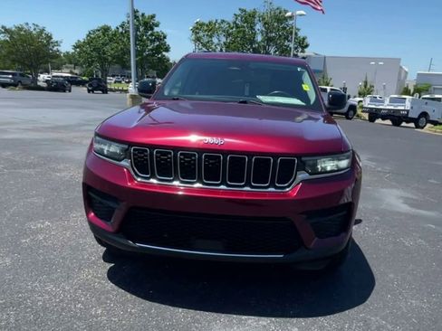Used 2024 Jeep Grand Cherokee Laredo RWD image 3