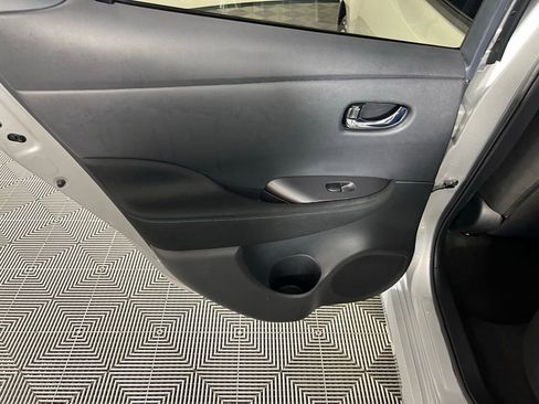 Used 2025 Nissan Leaf S image 27