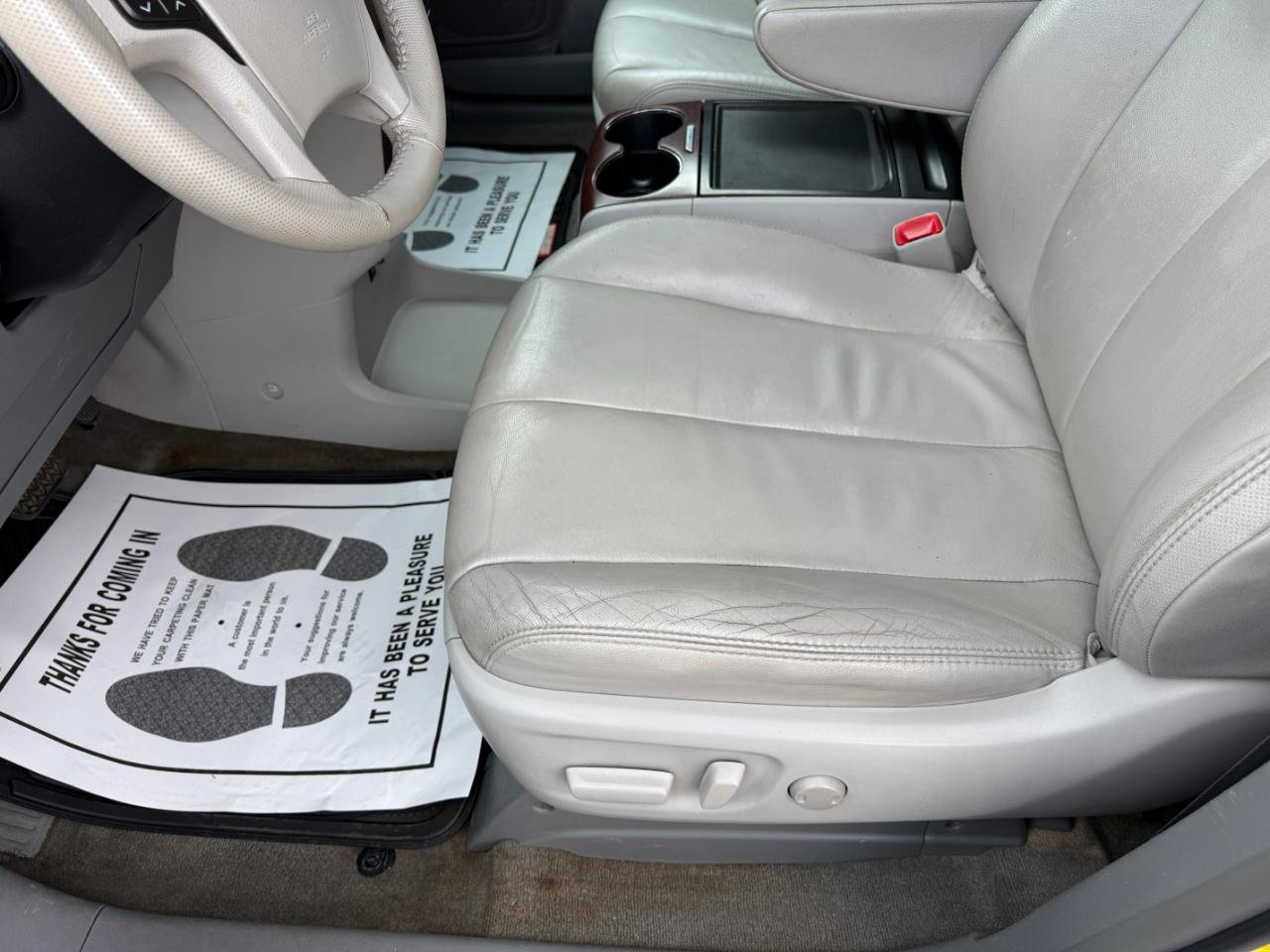 Used 2013 Toyota Sienna XLE w/ Entertainment Pkg FWD image 13