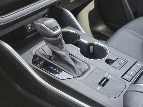 Used 2022 Toyota Highlander XLE image 9