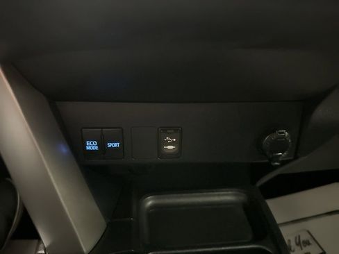 Used 2018 Toyota RAV4 LE image 13