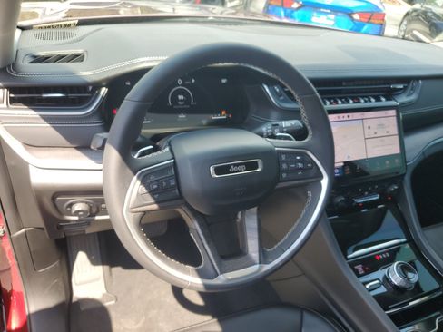 Used 2023 Jeep Grand Cherokee L Limited w/ Luxury Tech Group II AWD/4WD image 15