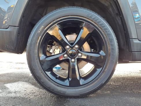 Certified 2023 Jeep Grand Cherokee Altitude image 9