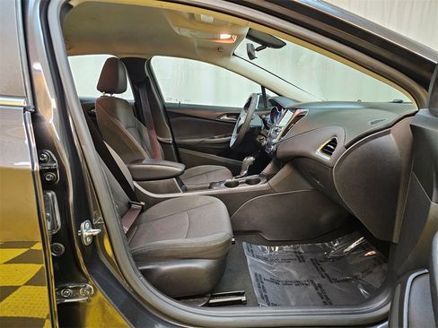 Used 2017 Chevrolet Cruze LT image 10