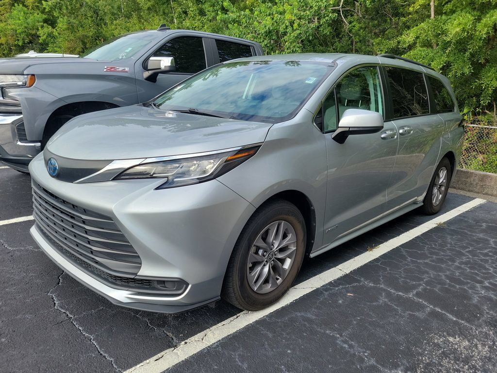 Used 2021 Toyota Sienna LE FWD image 3