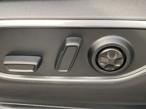 Used 2025 Jeep Wagoneer 4WD w/ Premium Group I image 18