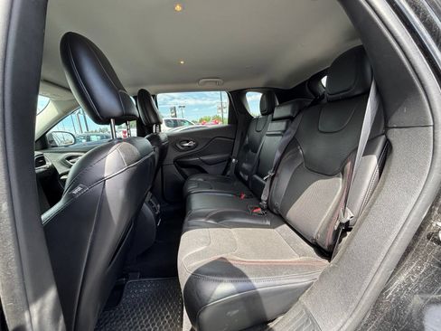 Used 2019 Jeep Cherokee Trailhawk AWD/4WD image 15