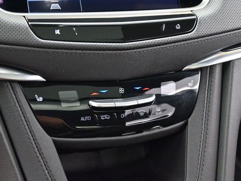 Certified 2025 Cadillac XT6 Luxury FWD image 20