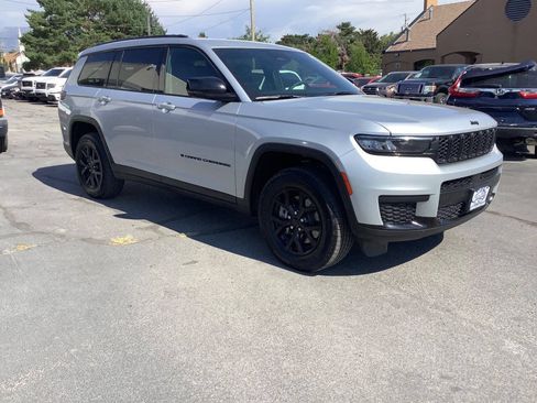 Used 2025 Jeep Grand Cherokee L Laredo AWD/4WD image 9