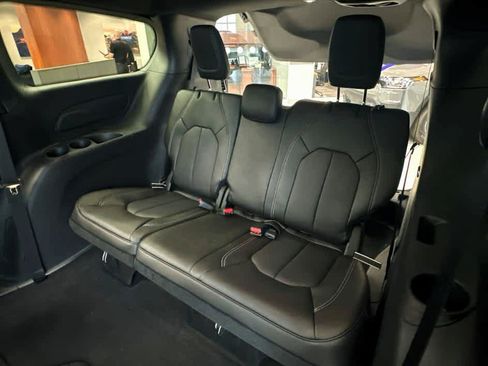 New 2027 Chrysler Pacifica Select AWD/4WD image 16