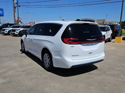 Used 2025 Chrysler Pacifica Select FWD image 6