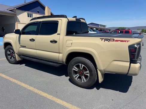 Used 2020 Toyota Tacoma TRD Sport w/ TRD Premium Sport Package AWD/4WD image 5