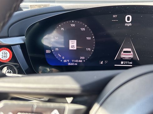 Certified 2025 Porsche Macan Electric image 17