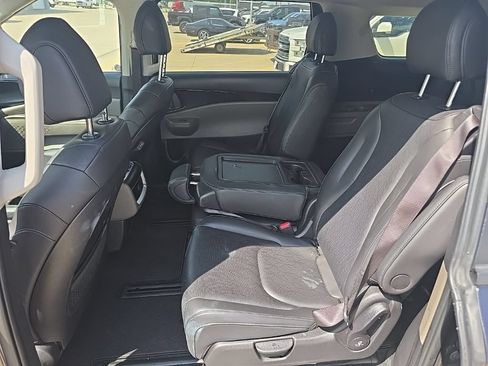 Used 2025 Kia Carnival FWD image 11
