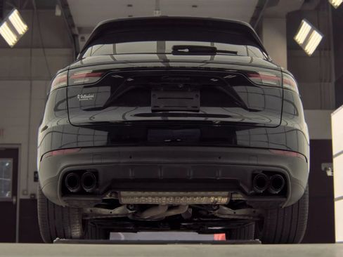 Used 2023 Porsche Cayenne Platinum Edition AWD/4WD image 14