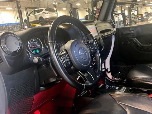 Used 2017 Jeep Wrangler Sahara AWD/4WD image 8