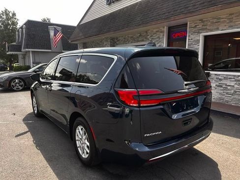 Used 2025 Chrysler Pacifica Select FWD image 4