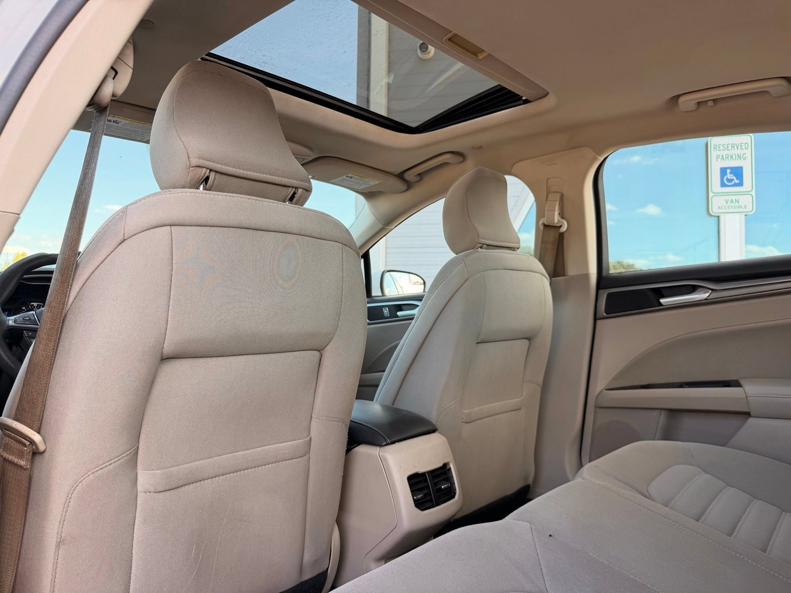 Used 2017 Ford Fusion SE FWD image 16