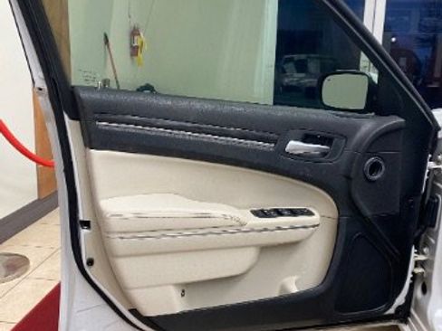 Used 2018 Chrysler 300 Touring L image 13