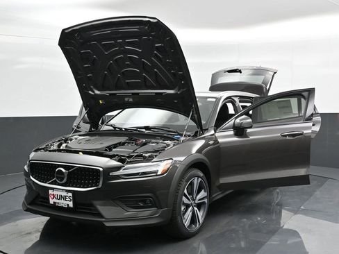 New 2025 Volvo V60 B5 Cross Country Plus w/ Protection Package Premier image 48