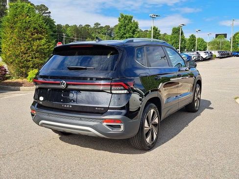 Used 2025 Volkswagen Taos SE AWD/4WD image 5