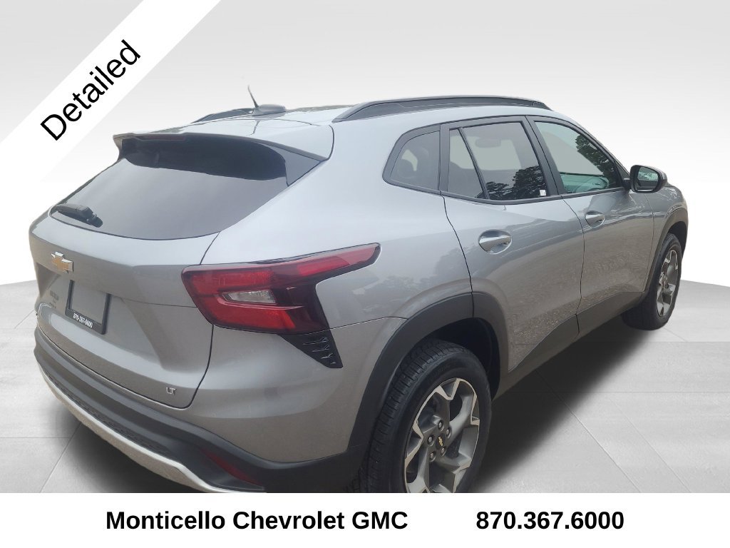 Used 2025 Chevrolet Trax LT FWD image 7