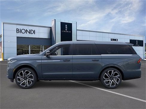 New 2026 Lincoln Navigator L Reserve AWD/4WD image 3
