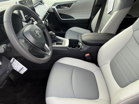 Used 2025 Toyota RAV4 XLE Premium image 5