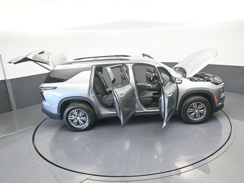Used 2025 Chevrolet Traverse LT image 71