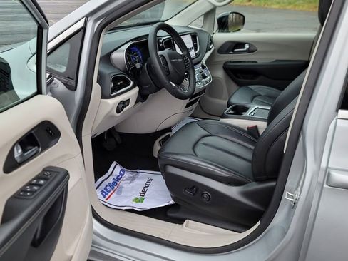 Used 2024 Chrysler Pacifica Touring-L image 18