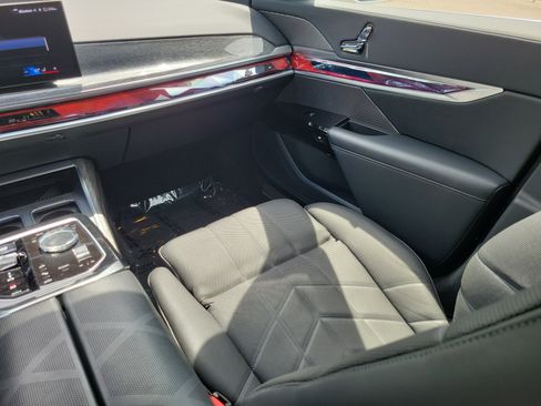 Certified 2024 BMW i7 xDrive60 w/ Executive Package AWD/4WD image 19
