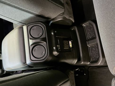 Used 2025 Jeep Wrangler Sahara image 27