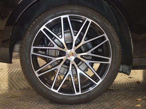 Certified 2025 Porsche Macan image 15