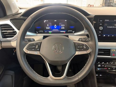 Certified 2025 Volkswagen Taos SE w/ Panoramic Sunroof Package AWD/4WD image 17