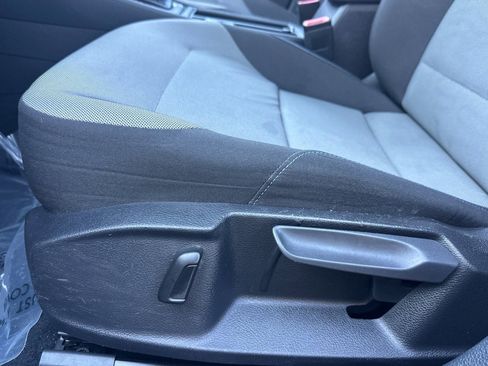 Used 2016 Volkswagen e-Golf SE w/ DC Fast Charging Package image 13