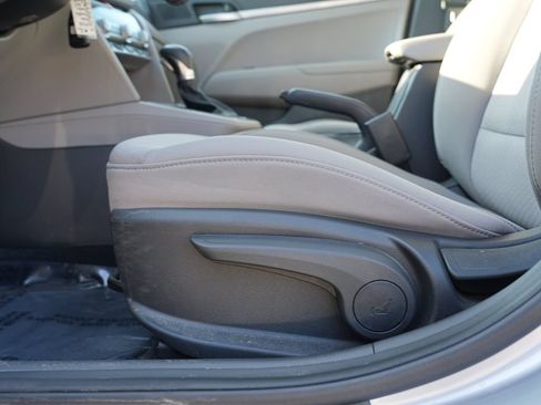Used 2020 Hyundai Elantra SE FWD image 15