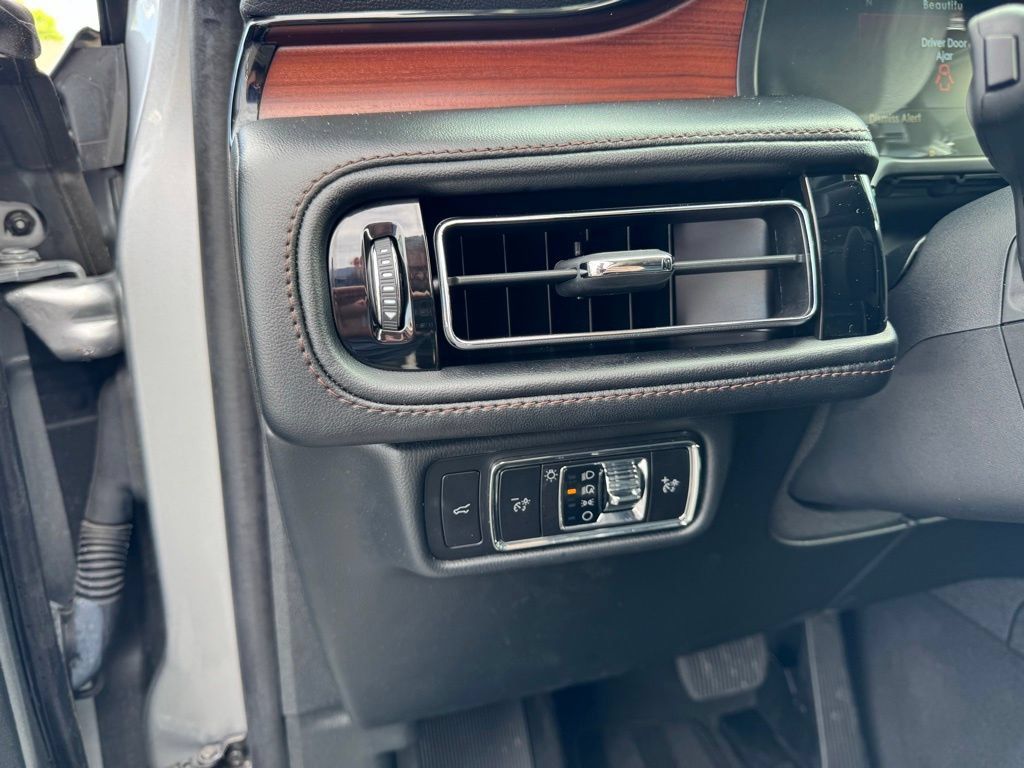 Used 2023 Lincoln Aviator Reserve AWD/4WD image 3