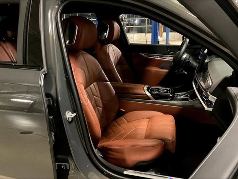 Certified 2025 BMW 760i xDrive w/ Executive Package image 9