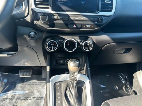 Used 2023 Hyundai Venue Limited image 11