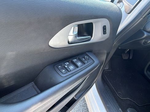 Used 2025 Chrysler Pacifica Limited FWD image 15