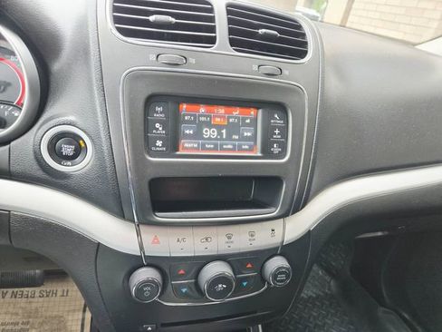 Used 2019 Dodge Journey SE image 21