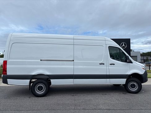 Used 2024 Mercedes-Benz Sprinter 2500 image 2