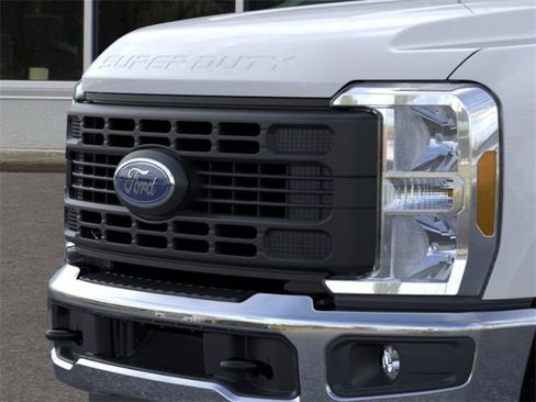 New 2026 Ford F250 XL w/ XL Chrome Package image 17