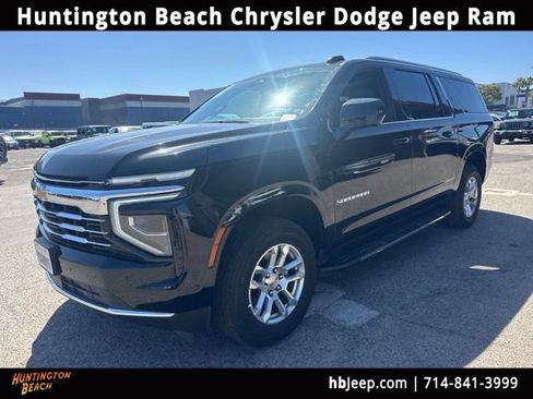 Used 2025 Chevrolet Suburban LT RWD image 1