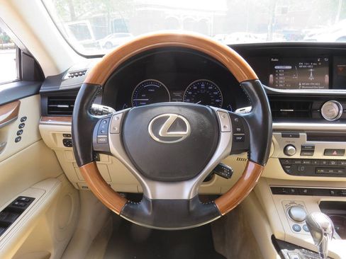 Used 2015 Lexus ES 300h w/ Premium Package w/Bamboo Trim FWD image 14