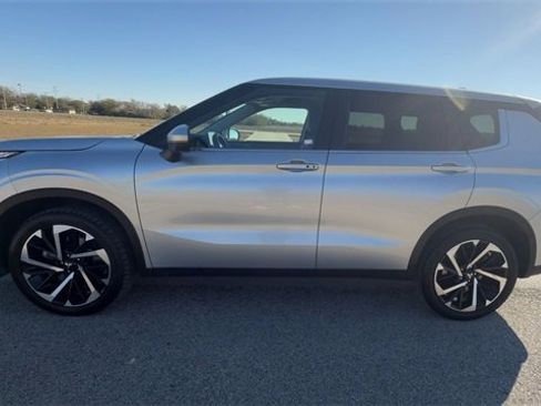Used 2024 Mitsubishi Outlander SE image 5