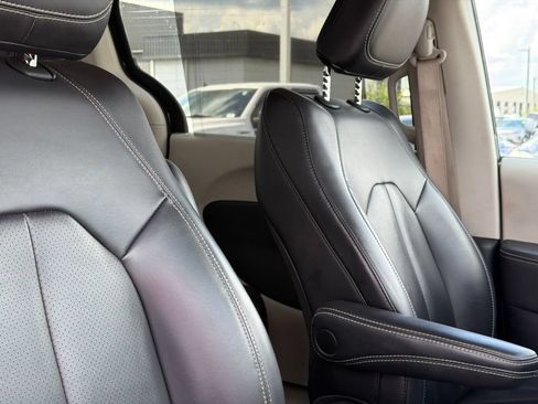 Used 2024 Chrysler Pacifica Touring-L FWD image 26